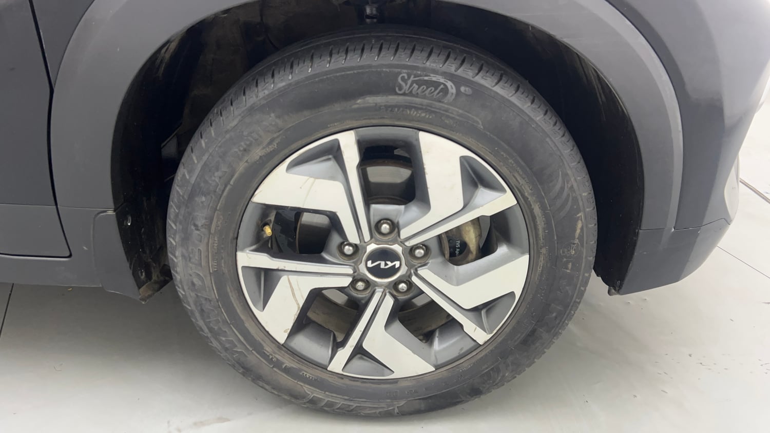 Used 2022 Kia Sonet HTX Plus 1.5 Diesel Manual tyres RIGHT FRONT TYRE RIM VIEW