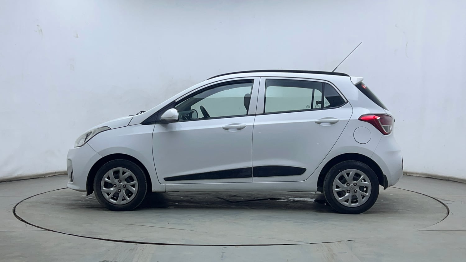 Used 2017 Hyundai Grand i10 Sportz (O) 1.2 Kappa VTVT Petrol Manual exterior LEFT SIDE VIEW