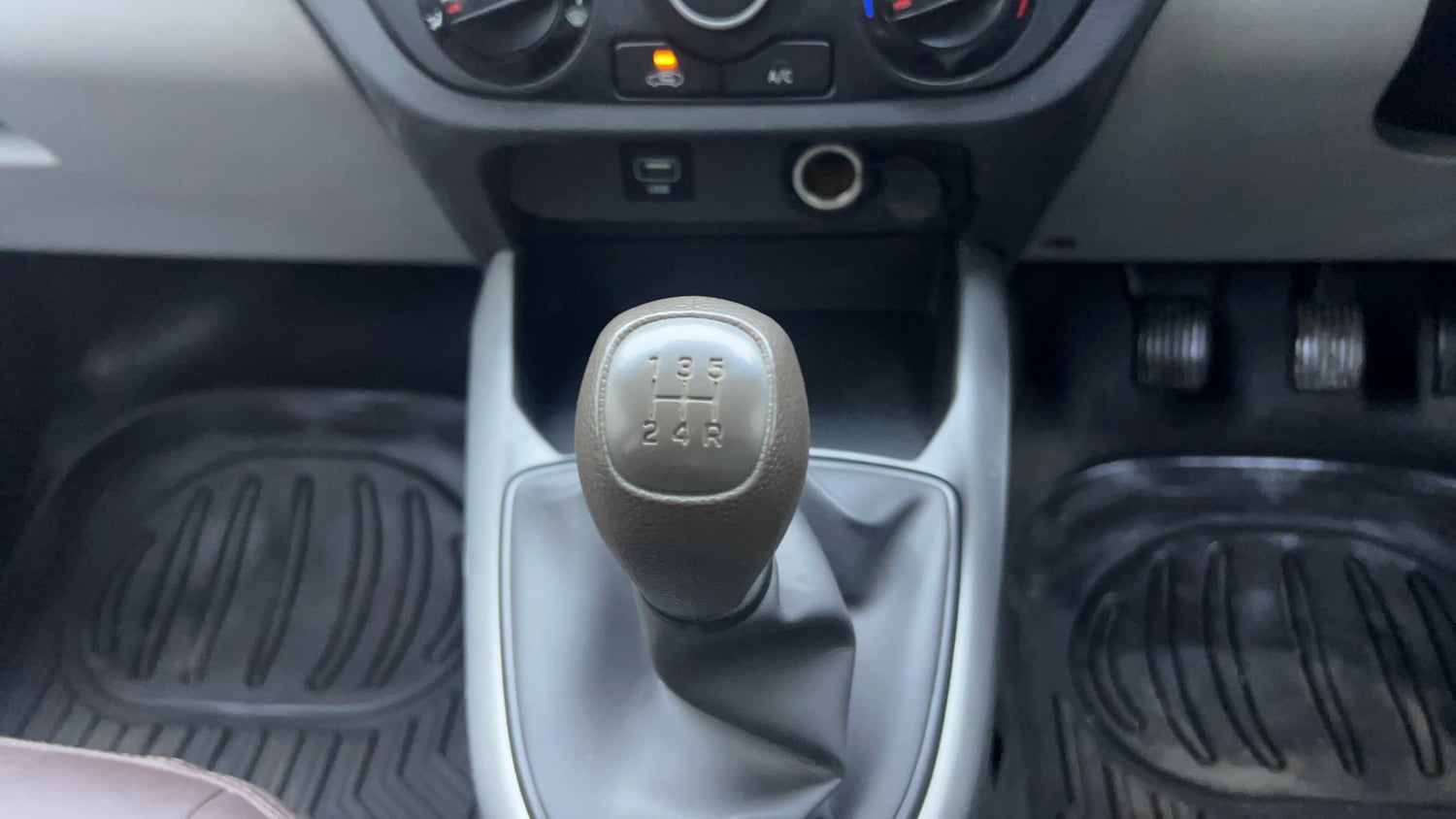 Used 2022 Hyundai Grand i10 Nios Magna 1.2 Kappa VTVT CNG Cng Manual interior GEAR  KNOB VIEW