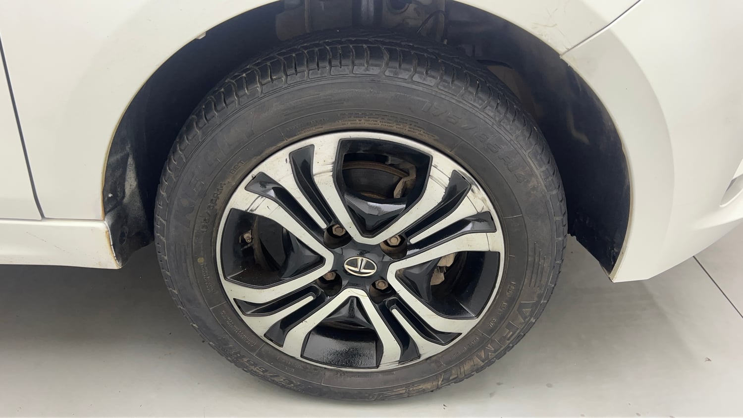Used 2022 Tata Tigor XZ Plus CNG Cng Manual tyres RIGHT FRONT TYRE RIM VIEW