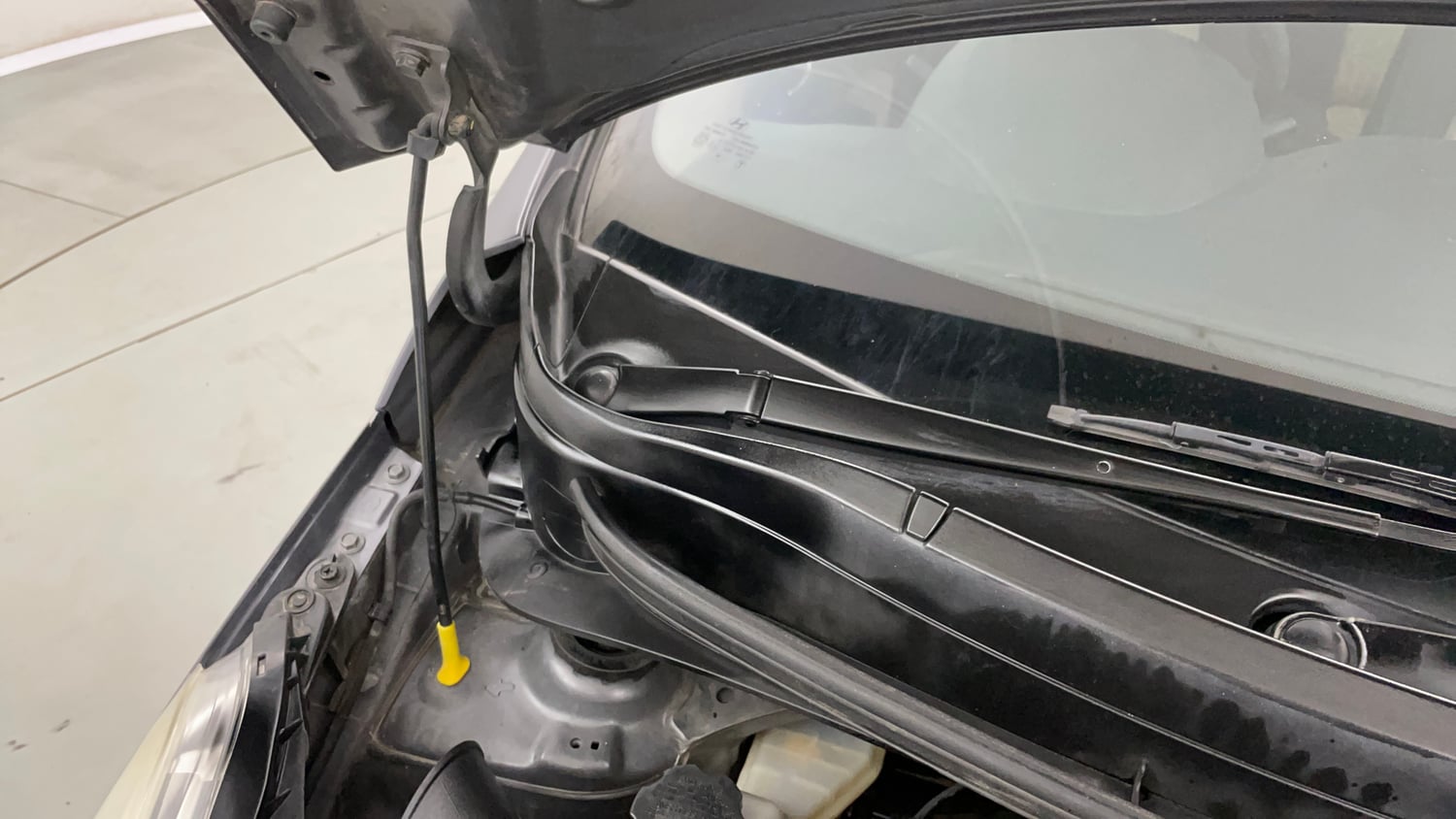 Used 2015 Hyundai Grand i10 Sportz 1.2 Kappa VTVT Petrol Manual engine ENGINE RIGHT SIDE HINGE & APRON VIEW