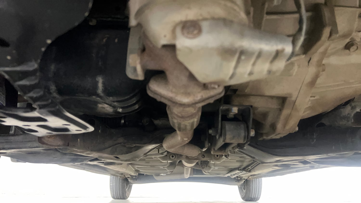 Used 2015 Hyundai i10 Magna 1.1 iRDE2 Petrol Manual extra FRONT LEFT UNDERBODY VIEW