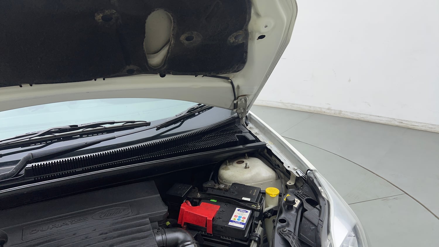 Used 2014 Ford Figo Duratec Petrol EXI 1.2 Petrol Manual engine ENGINE LEFT SIDE HINGE & APRON VIEW