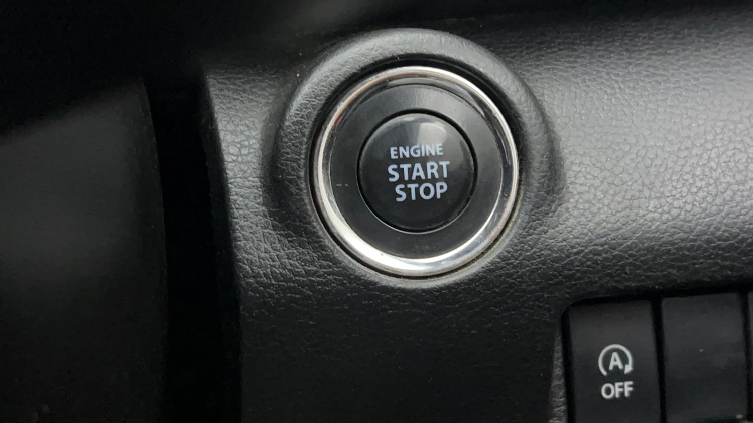 Used 2021 Maruti Suzuki XL6 Zeta MT Petrol Petrol Manual top_features Keyless start