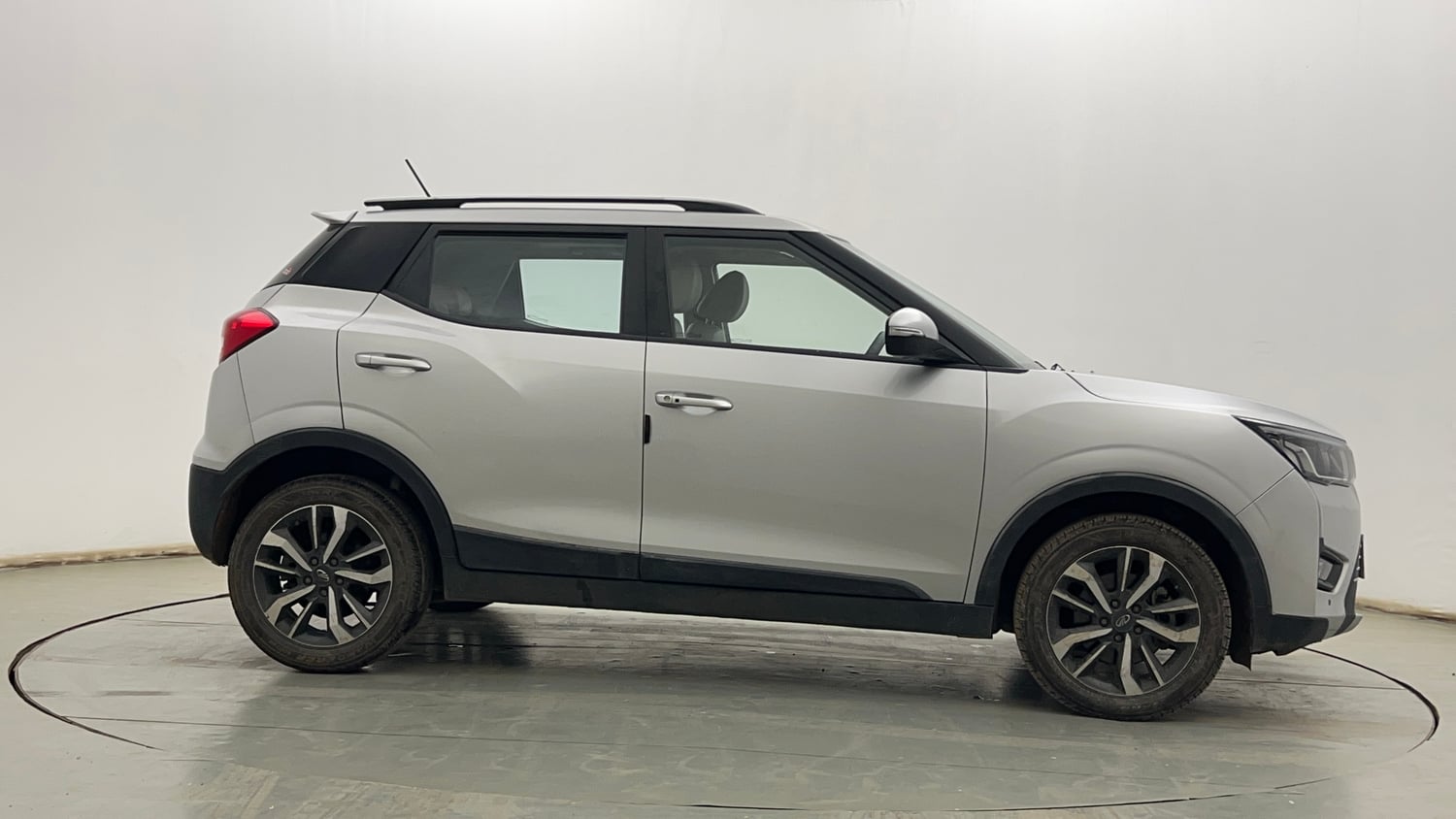 Used 2021 Mahindra XUV 300 W8 (O) 1.2 Petrol Petrol Manual exterior RIGHT SIDE VIEW