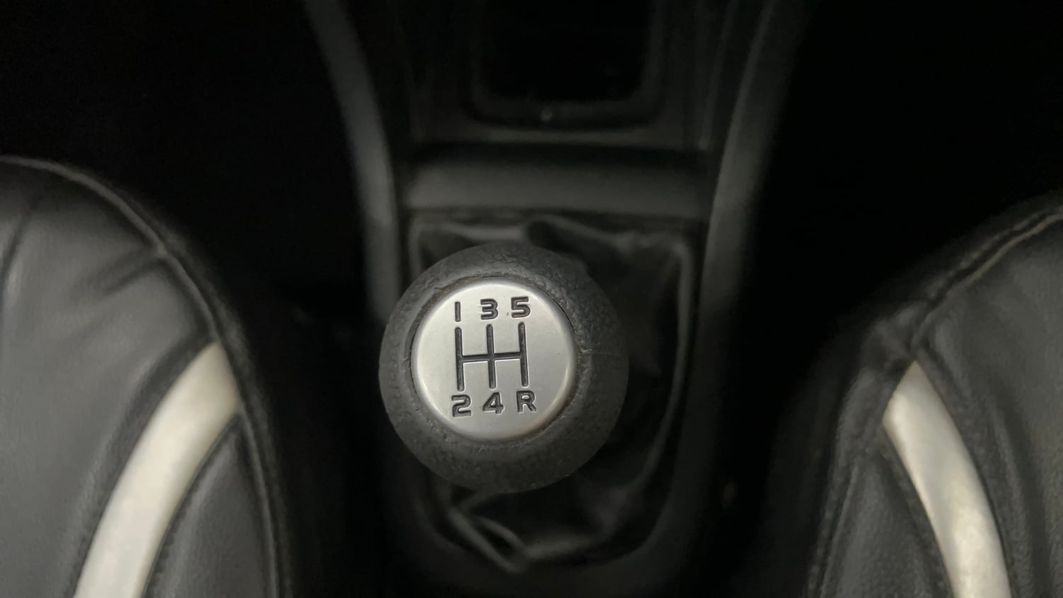 Used 2014 Maruti Suzuki Swift VXi Petrol Manual interior GEAR  KNOB VIEW