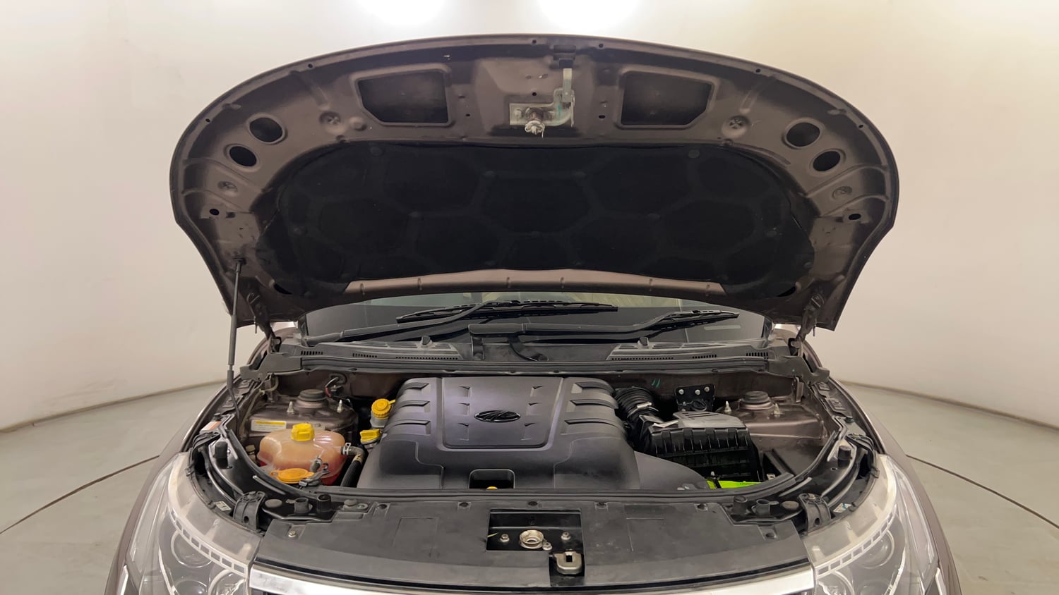 Used 2021 Mahindra XUV500 W11 Diesel Manual engine ENGINE & BONNET OPEN FRONT VIEW
