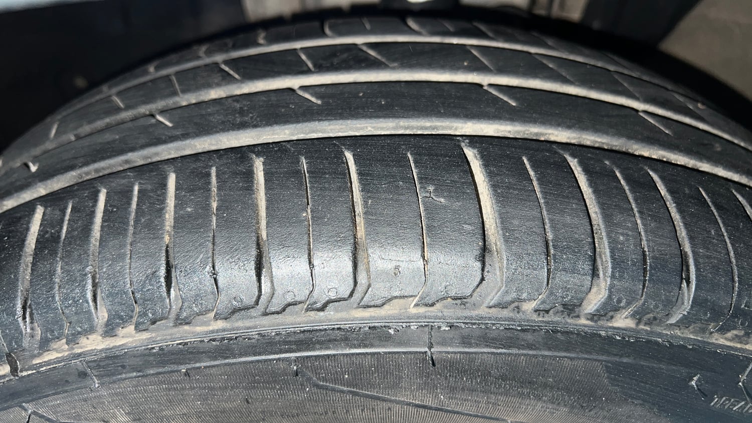 Used 2021 Renault Triber RXZ EASY-R AMT Petrol Automatic tyres LEFT FRONT TYRE TREAD VIEW