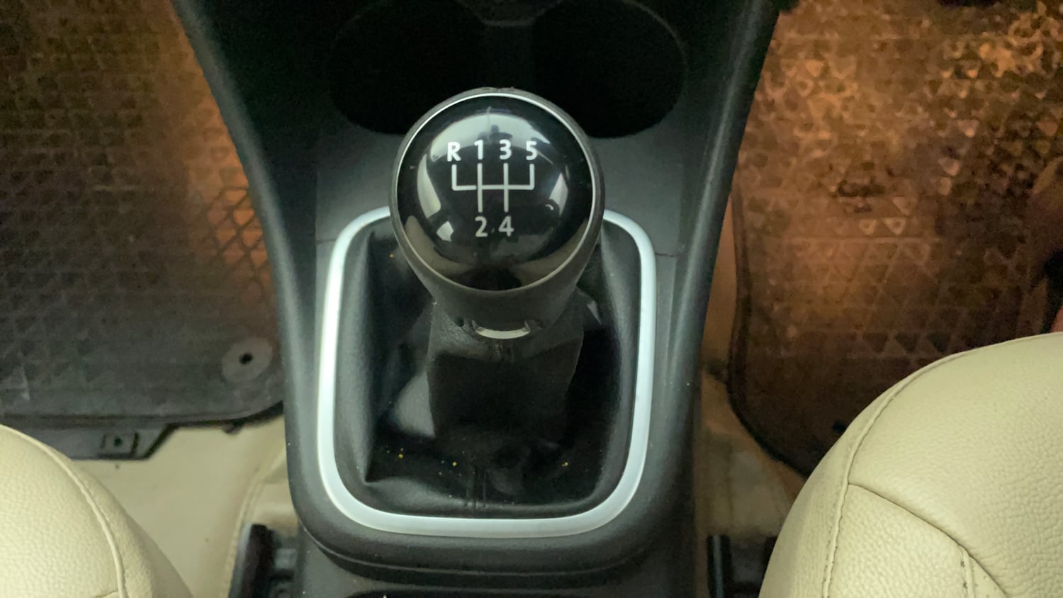 Used 2016 Volkswagen Polo Highline1.5L (D) Diesel Manual interior GEAR  KNOB VIEW