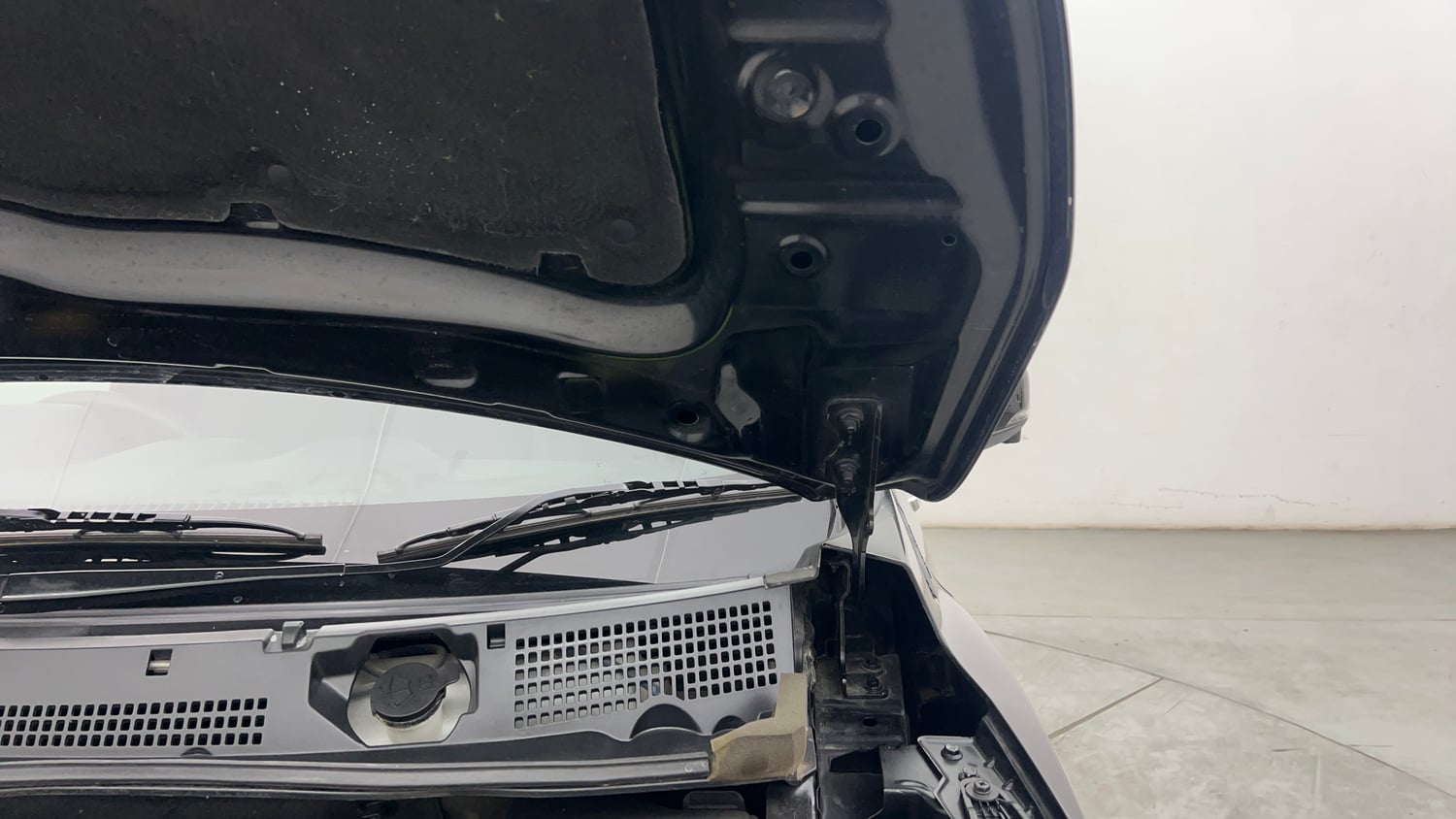 Used 2023 Nissan Magnite XV Premium Turbo Petrol Manual engine ENGINE LEFT SIDE HINGE & APRON VIEW