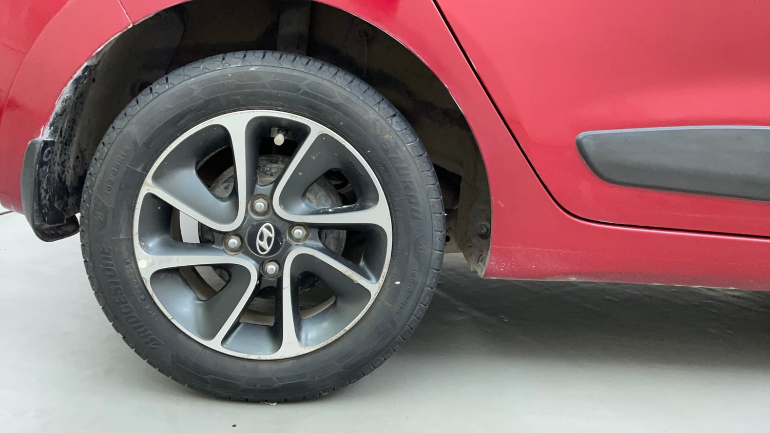 Used 2018 Hyundai Grand i10 Sportz AT 1.2 Kappa VTVT Petrol Automatic tyres RIGHT REAR TYRE RIM VIEW