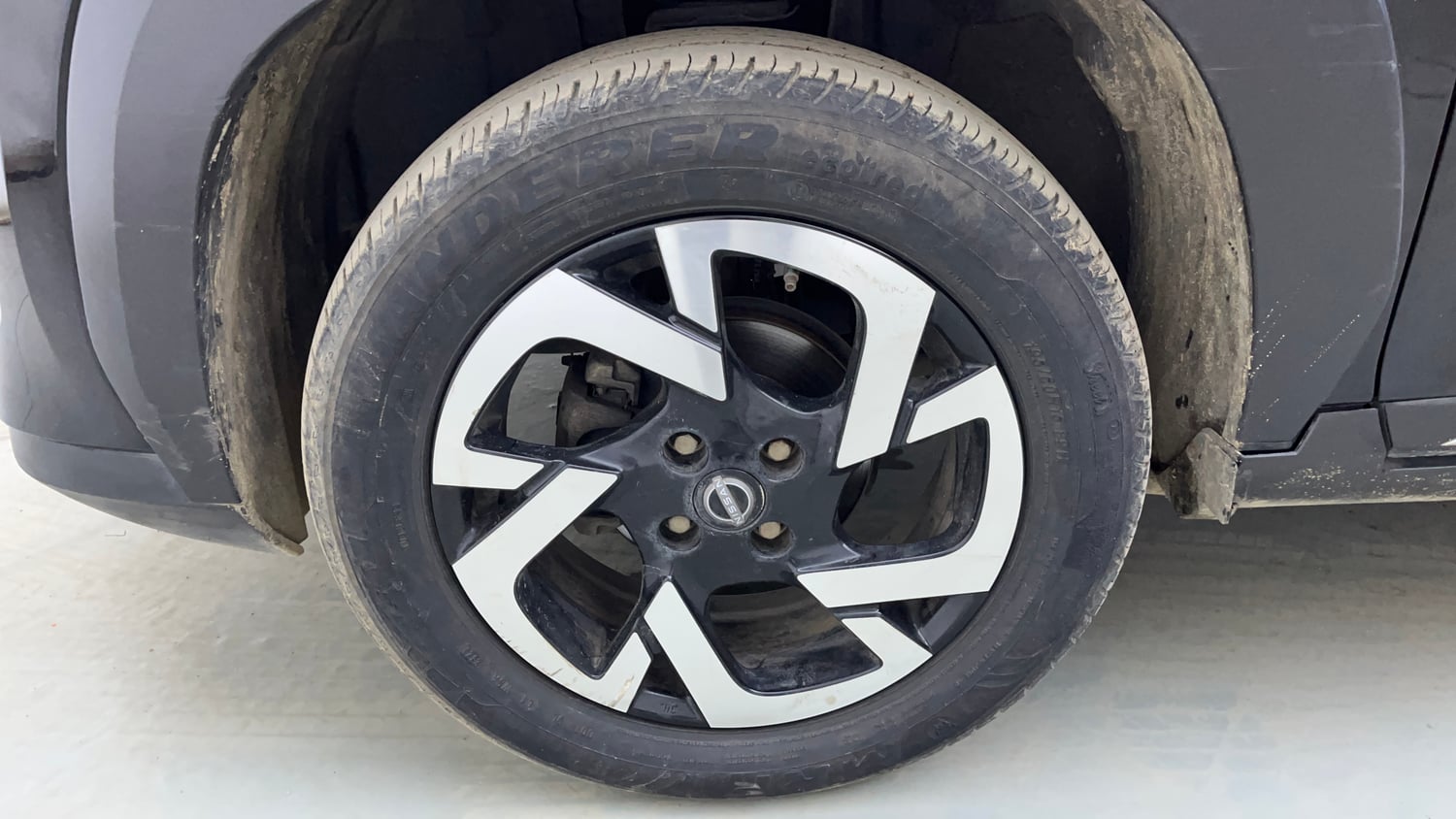 Used 2024 Nissan Magnite XV Premium (O)Turbo CVT Petrol Automatic tyres LEFT FRONT TYRE RIM VIEW