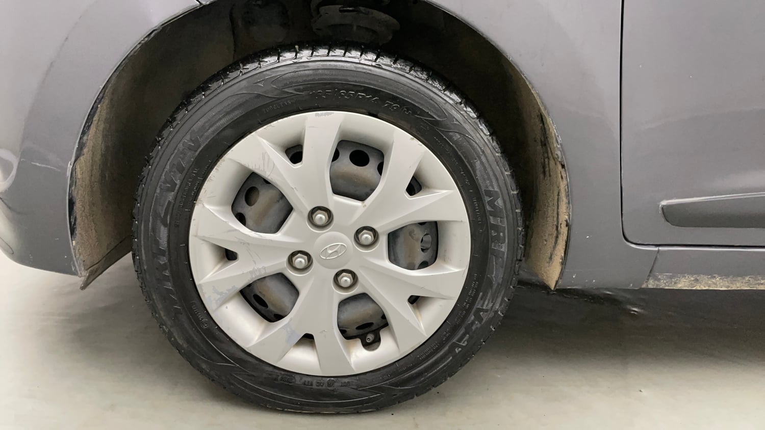 Used 2015 Hyundai Grand i10 Sportz 1.2 Kappa VTVT Petrol Manual tyres LEFT FRONT TYRE RIM VIEW