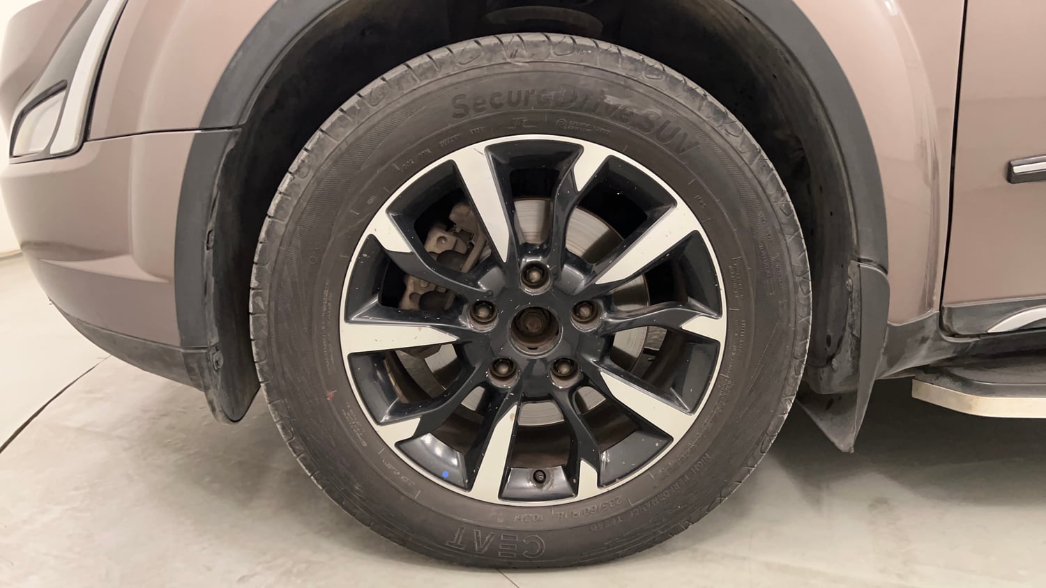 Used 2021 Mahindra XUV500 W11 Diesel Manual tyres LEFT FRONT TYRE RIM VIEW