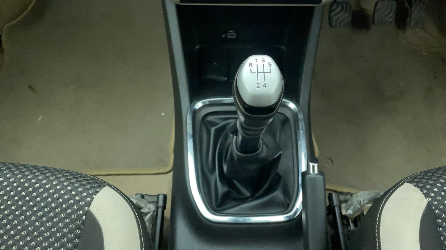 Used 2019 Renault Triber RXZ Petrol Manual interior GEAR  KNOB VIEW