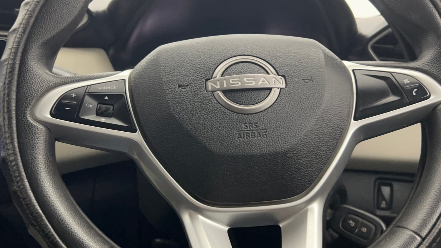 Used 2023 Nissan Magnite XL Petrol Manual top_features Steering mounted controls