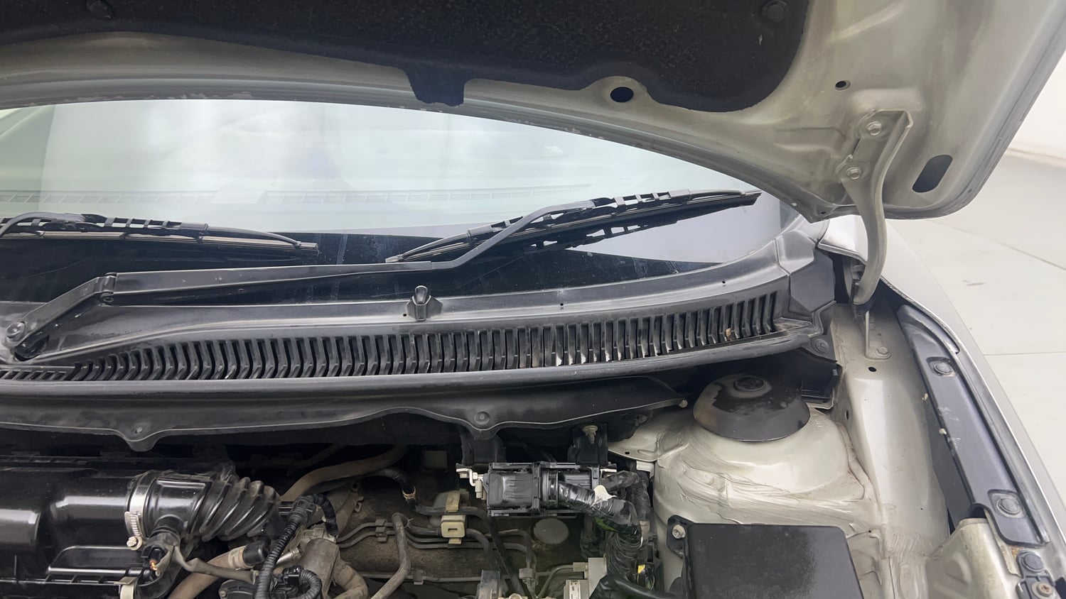 Used 2017 Maruti Suzuki Baleno Delta 1.2 Petrol Manual engine ENGINE LEFT SIDE HINGE & APRON VIEW