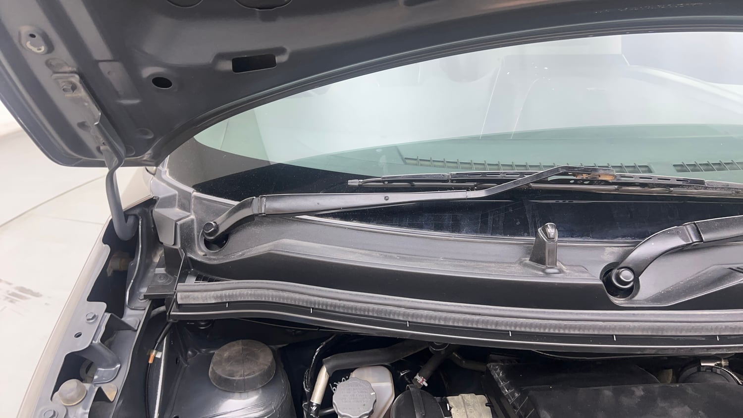 Used 2022 Maruti Suzuki Wagon R LXI 1.0 Petrol Manual engine ENGINE RIGHT SIDE HINGE & APRON VIEW