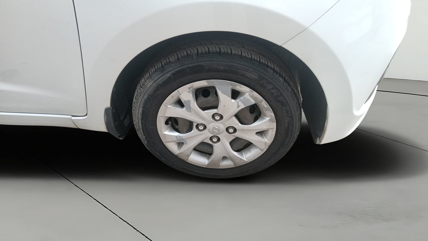 Used 2016 Hyundai Grand i10 Magna 1.2 Kappa VTVT Petrol Manual tyres RIGHT FRONT TYRE RIM VIEW