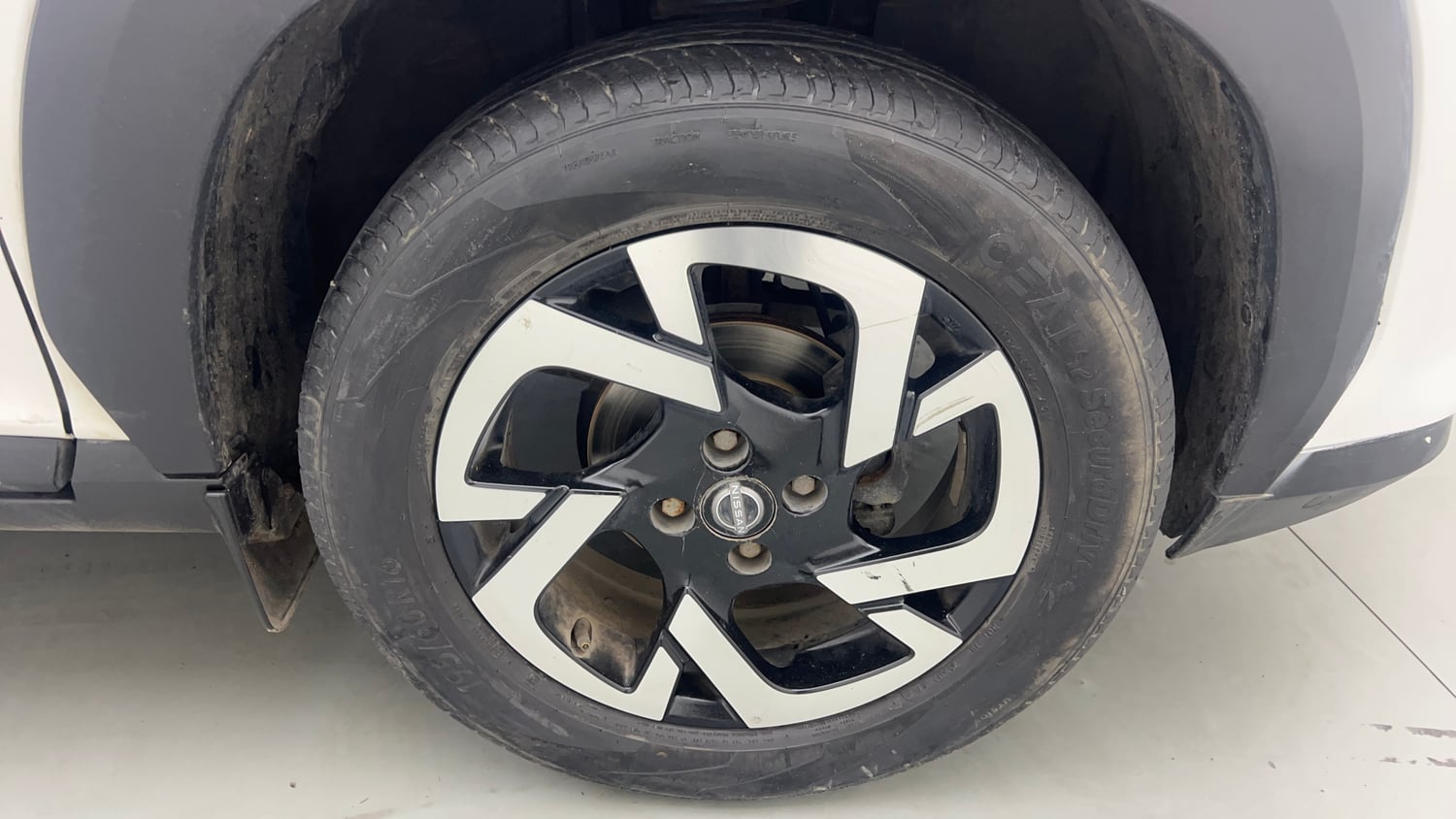 Used 2022 Nissan Magnite XV Turbo Petrol Manual tyres RIGHT FRONT TYRE RIM VIEW