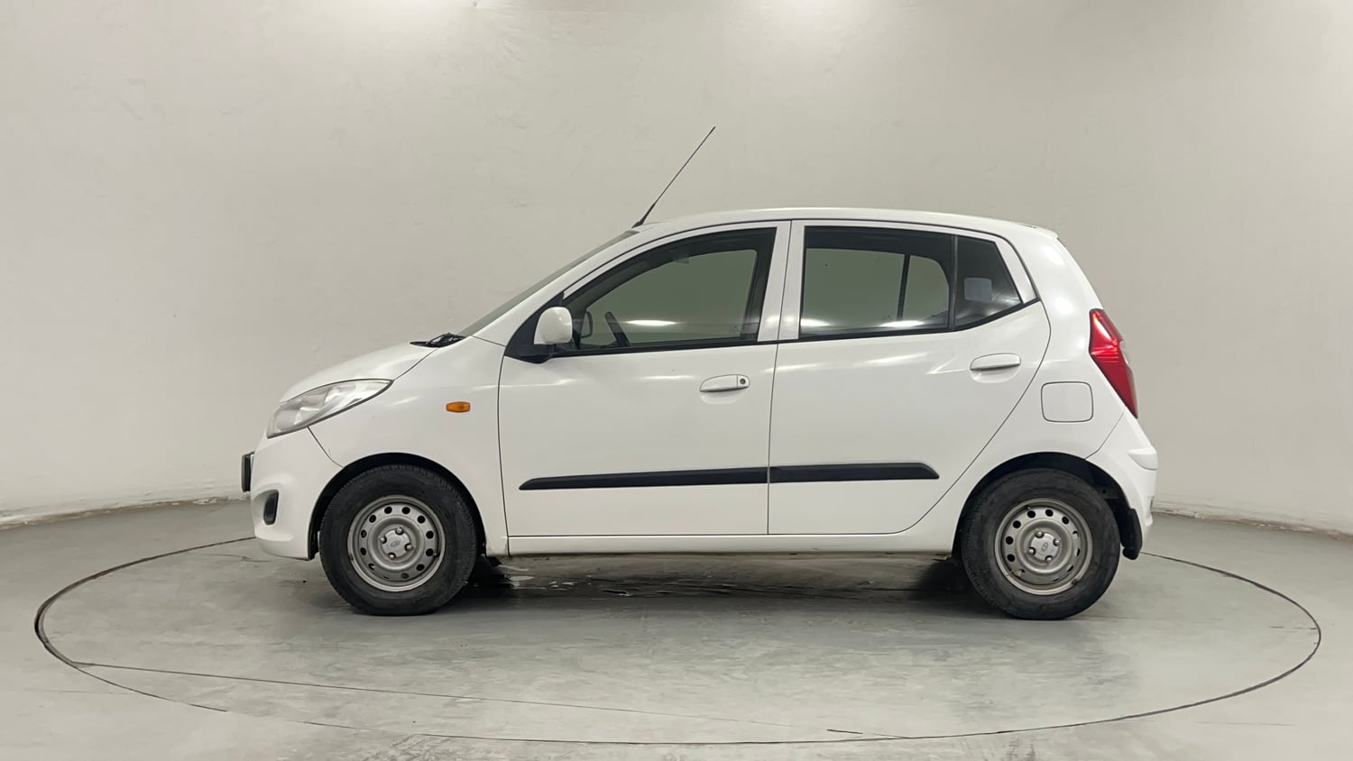 Used 2015 Hyundai i10 Magna 1.1 iRDE2 Petrol Manual exterior LEFT SIDE VIEW