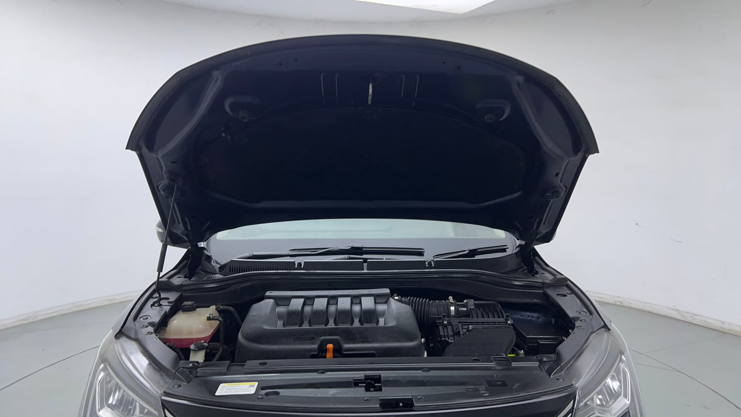 Used 2022 Mahindra XUV700 AX 7 Petrol MT 7 STR Petrol Manual engine ENGINE & BONNET OPEN FRONT VIEW