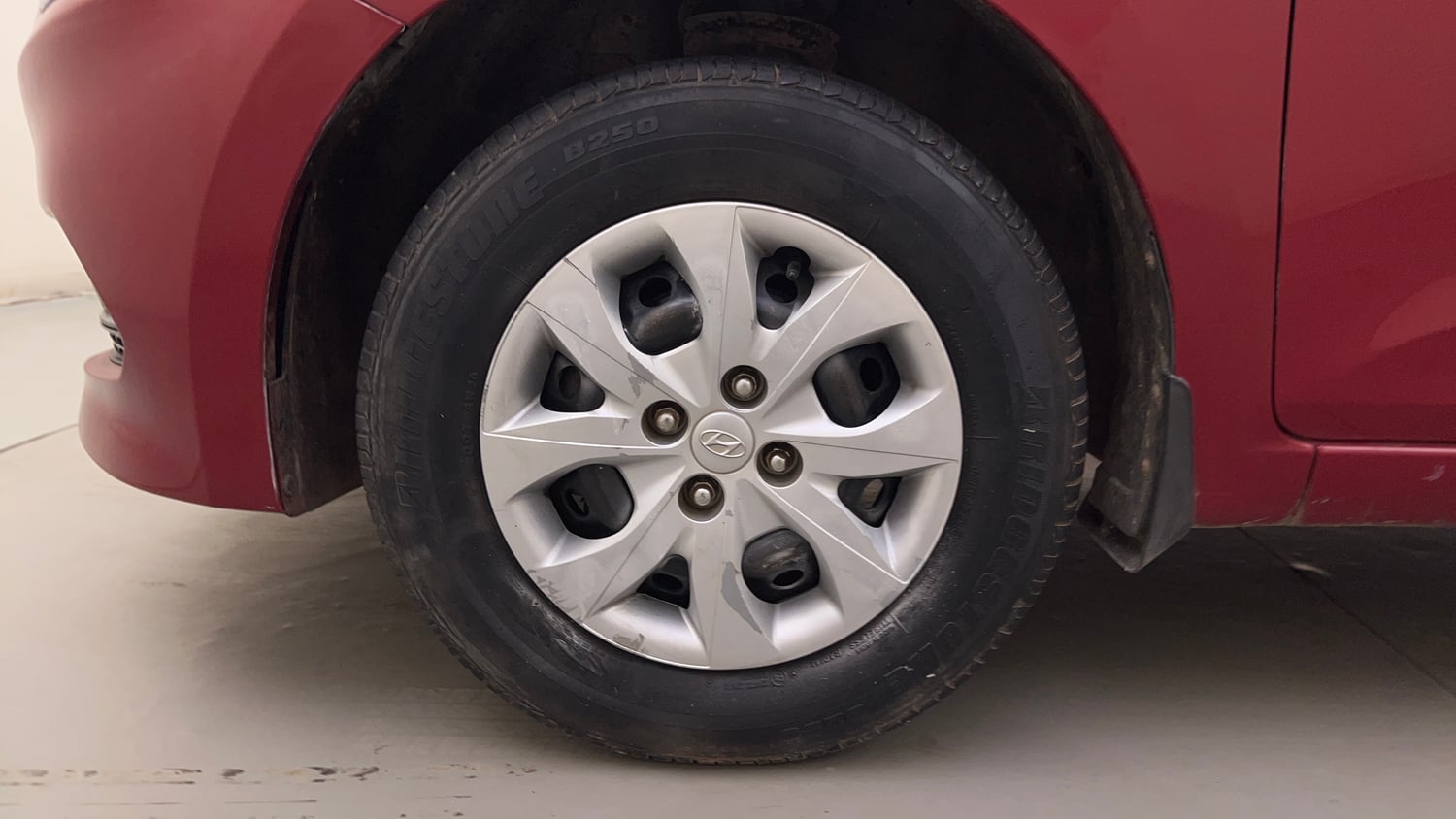 Used 2017 Hyundai Elite i20 Magna Executive 1.2 Petrol Manual tyres LEFT FRONT TYRE RIM VIEW