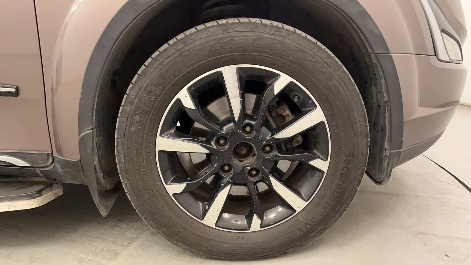 Used 2021 Mahindra XUV500 W11 Diesel Manual tyres RIGHT FRONT TYRE RIM VIEW