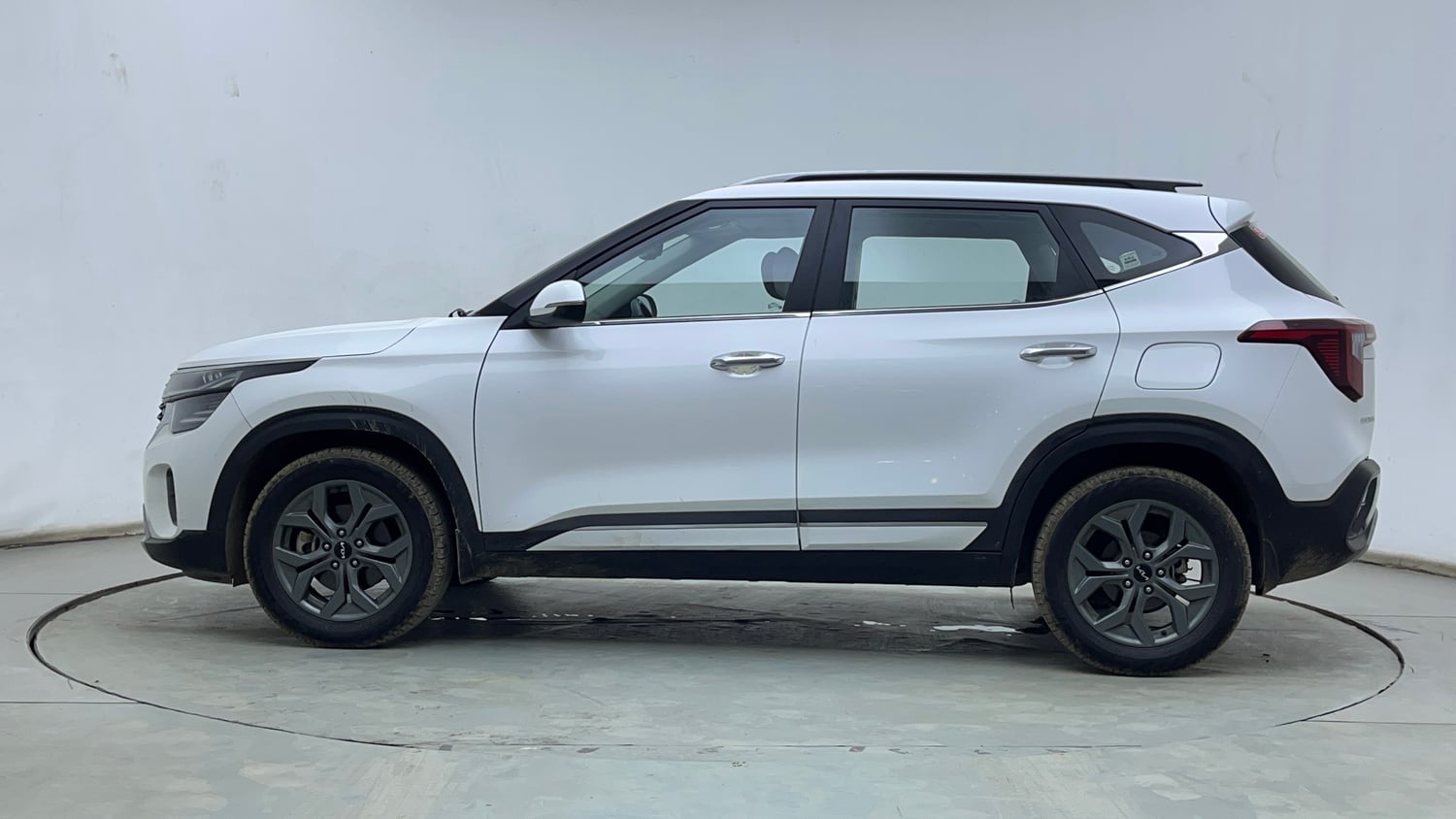 Used 2024 Kia Seltos HTX 1.5 Petrol MT Petrol Manual exterior LEFT SIDE VIEW