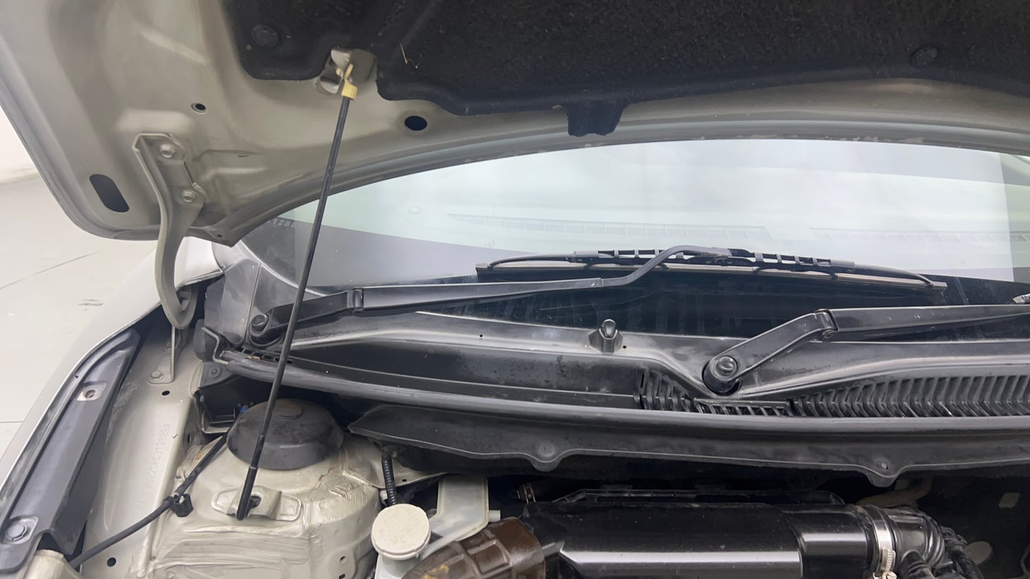 Used 2017 Maruti Suzuki Baleno Delta 1.2 Petrol Manual engine ENGINE RIGHT SIDE HINGE & APRON VIEW