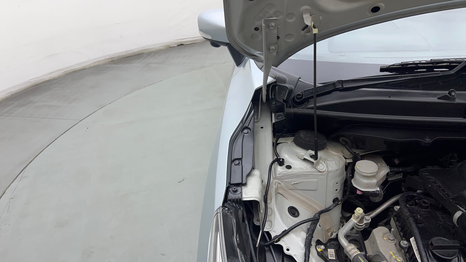 Used 2024 Maruti Suzuki Baleno Alpha MT Petrol Manual engine ENGINE RIGHT SIDE HINGE & APRON VIEW