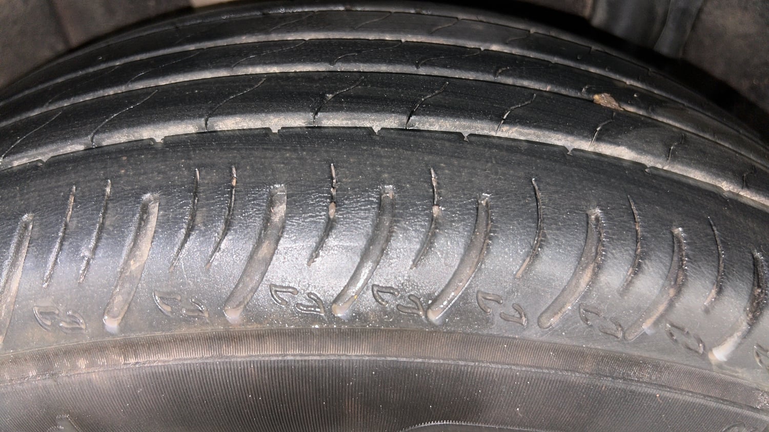 Used 2023 Nissan Magnite XV Premium Turbo CVT Petrol Automatic tyres RIGHT REAR TYRE TREAD VIEW