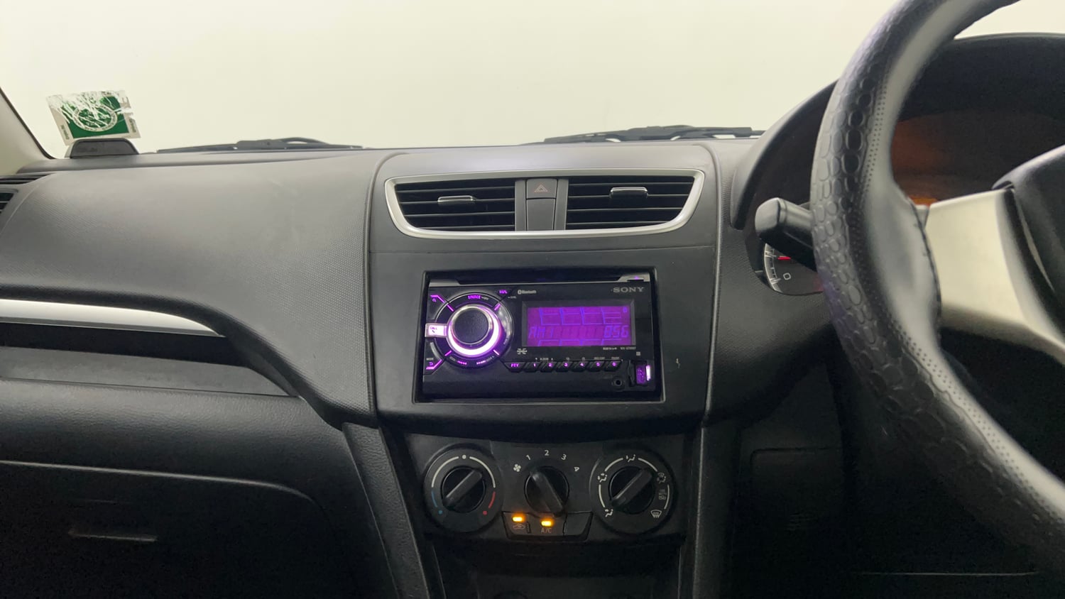 Used 2014 Maruti Suzuki Swift VXi Petrol Manual interior MUSIC SYSTEM & AC CONTROL VIEW
