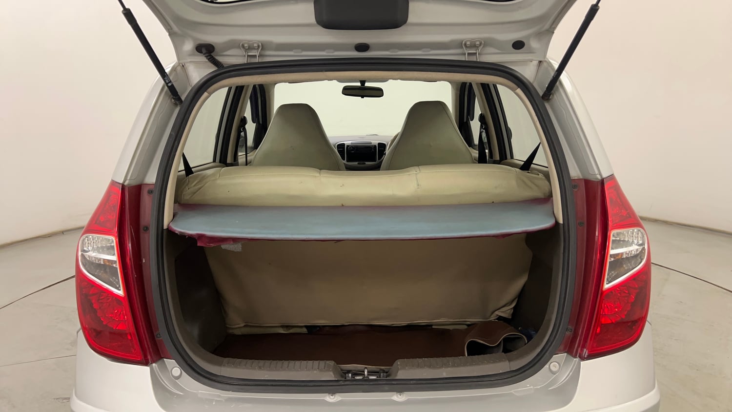 Used 2014 Hyundai i10 Magna 1.1 iRDE2 Petrol Manual interior DICKY INSIDE VIEW