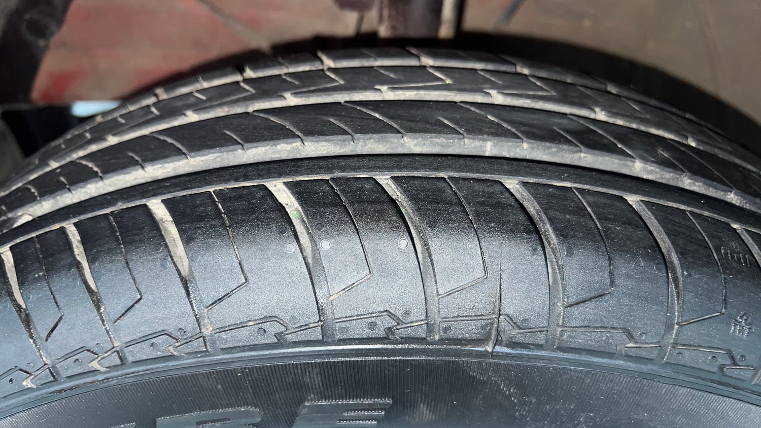 Used 2024 Maruti Suzuki Swift VXi (O) Petrol Manual tyres LEFT FRONT TYRE TREAD VIEW