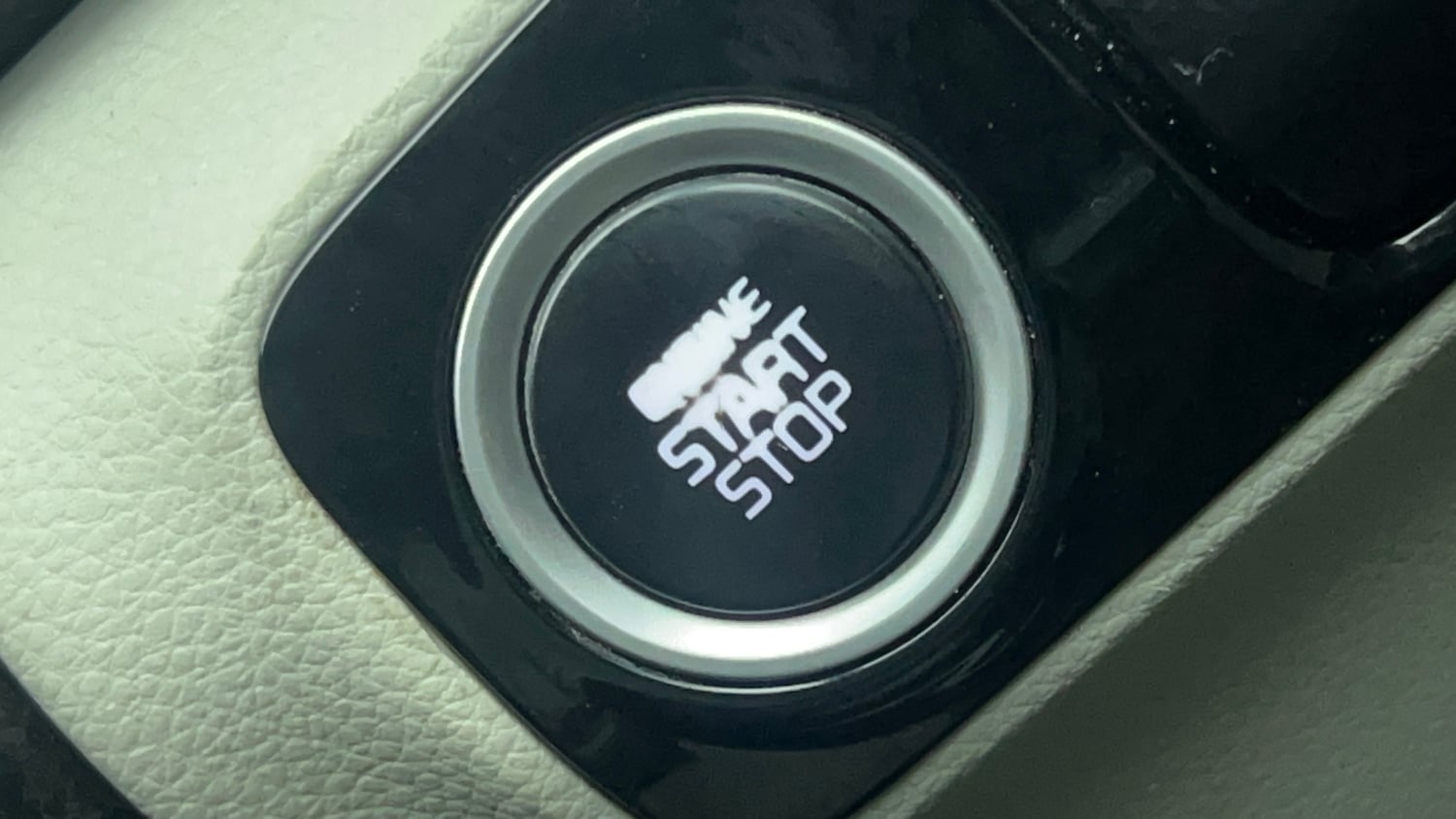 Used 2022 Kia Sonet HTX Plus 1.5 Diesel Manual top_features Keyless start