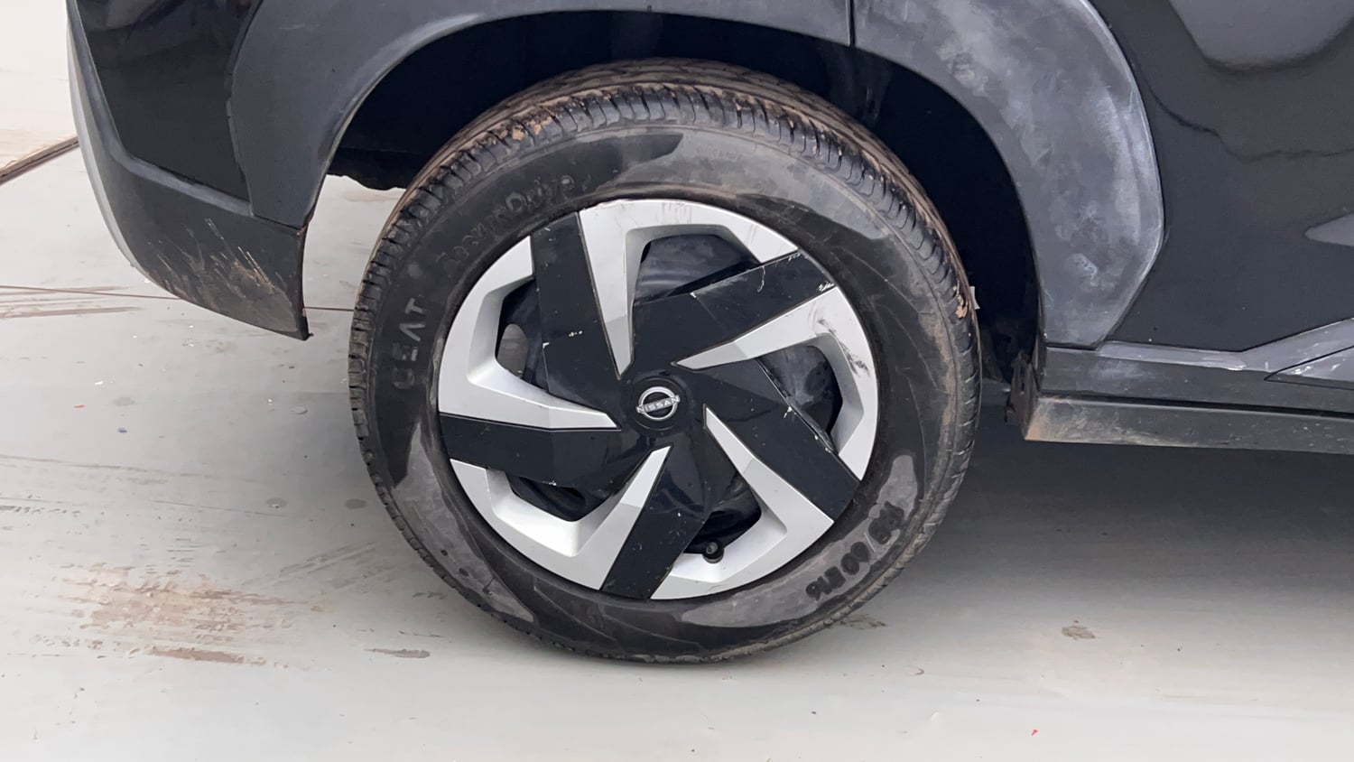 Used 2023 Nissan Magnite XL Petrol Manual tyres RIGHT REAR TYRE RIM VIEW