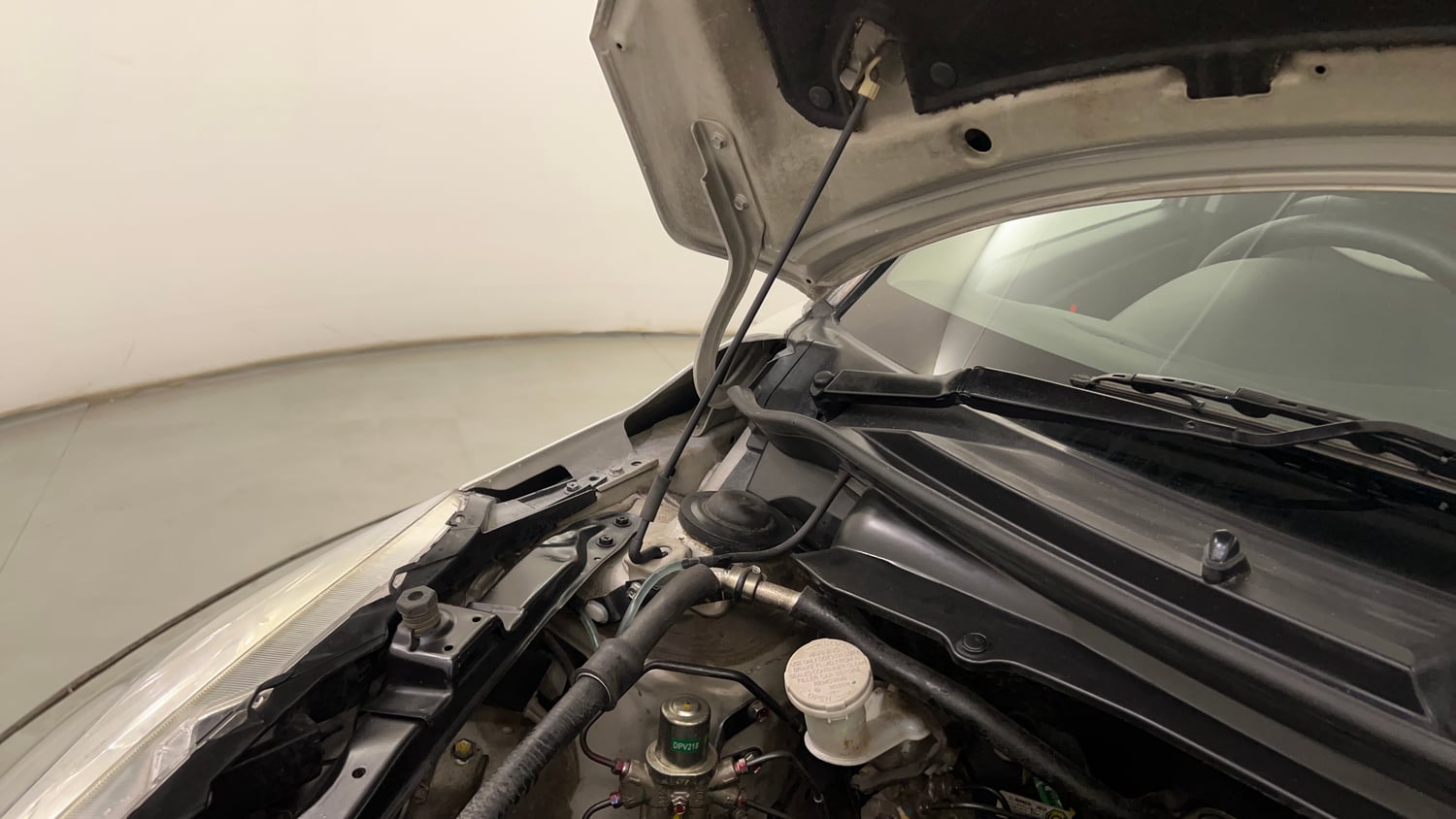 Used 2014 Maruti Suzuki Swift VXi Petrol Manual engine ENGINE RIGHT SIDE HINGE & APRON VIEW