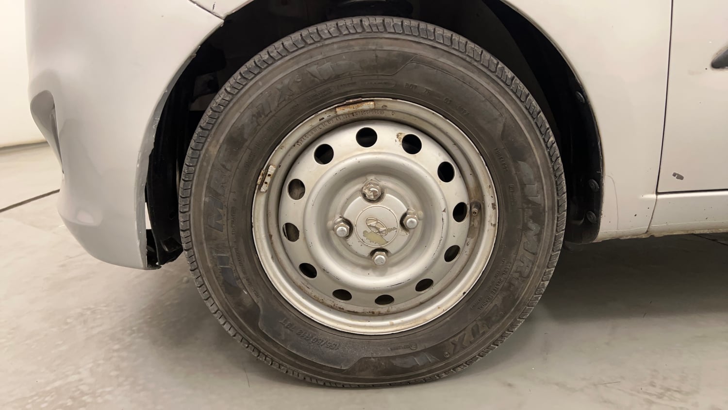 Used 2014 Hyundai i10 Magna 1.1 iRDE2 Petrol Manual tyres LEFT FRONT TYRE RIM VIEW