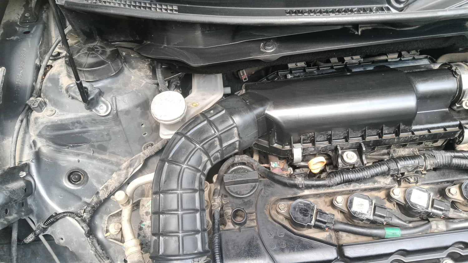 Used 2019 Maruti Suzuki Swift ZXi Petrol Manual engine ENGINE RIGHT SIDE HINGE & APRON VIEW