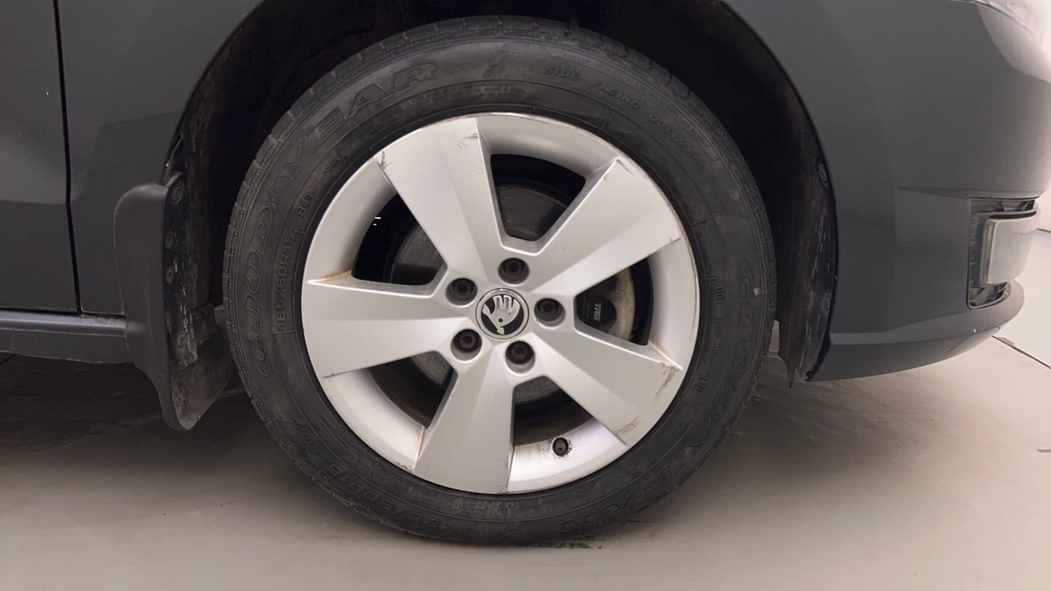 Used 2019 Skoda Rapid Ambition 1.5 TDI AT Diesel Automatic tyres RIGHT FRONT TYRE RIM VIEW