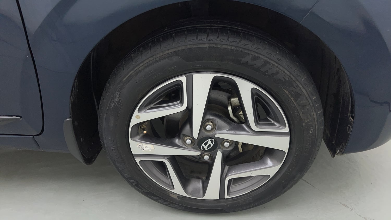 Used 2023 Hyundai Aura SX 1.2 CNG Cng Manual tyres RIGHT FRONT TYRE RIM VIEW