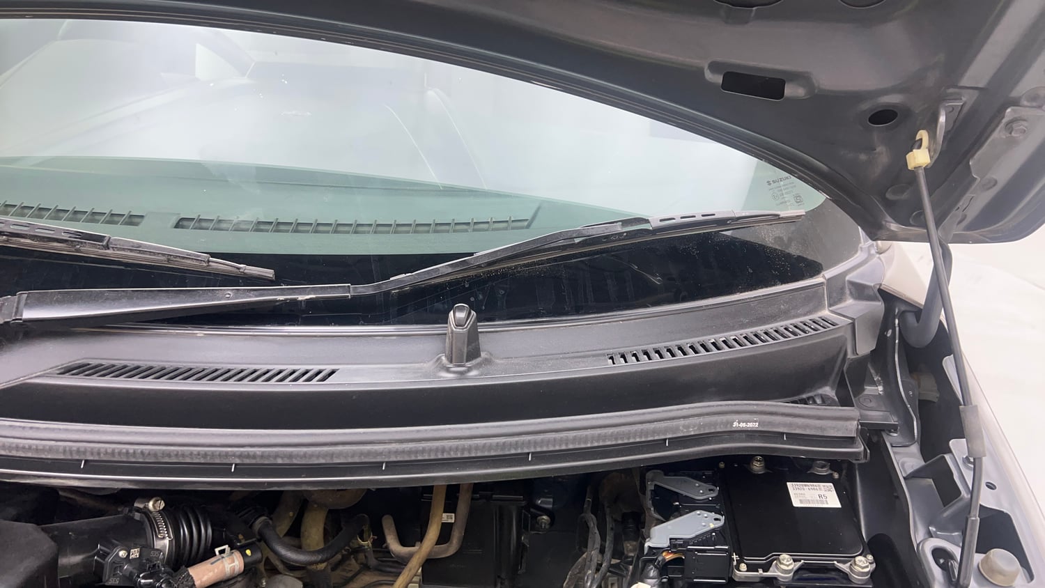Used 2022 Maruti Suzuki Wagon R LXI 1.0 Petrol Manual engine ENGINE LEFT SIDE HINGE & APRON VIEW
