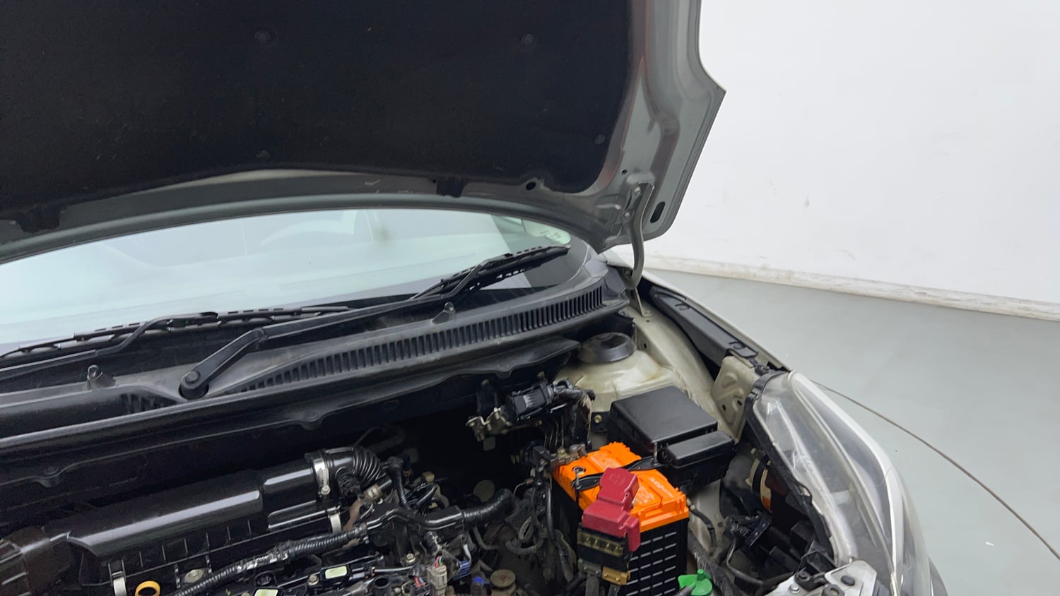 Used 2018 Maruti Suzuki Baleno Alpha 1.2 Petrol Manual engine ENGINE LEFT SIDE HINGE & APRON VIEW