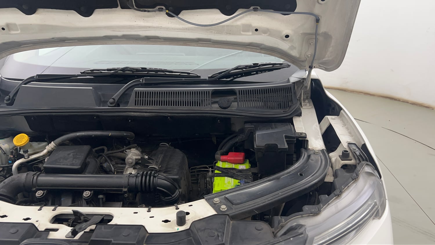 Used 2023 Renault Kiger RXZ AMT Dual Tone Petrol Automatic engine ENGINE LEFT SIDE HINGE & APRON VIEW