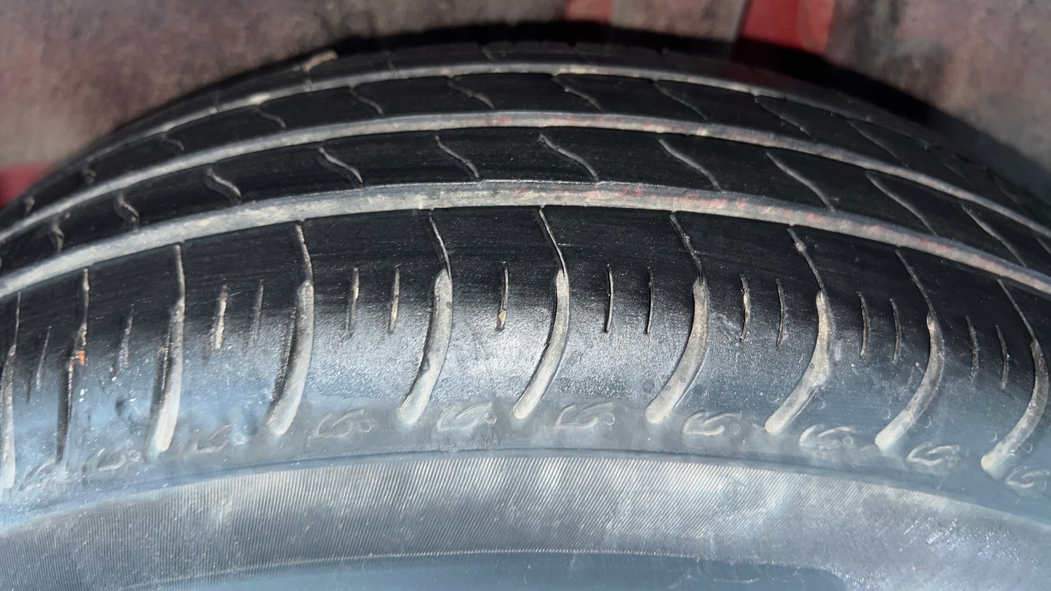 Used 2024 Maruti Suzuki Swift VXi (O) Petrol Manual tyres LEFT REAR TYRE TREAD VIEW