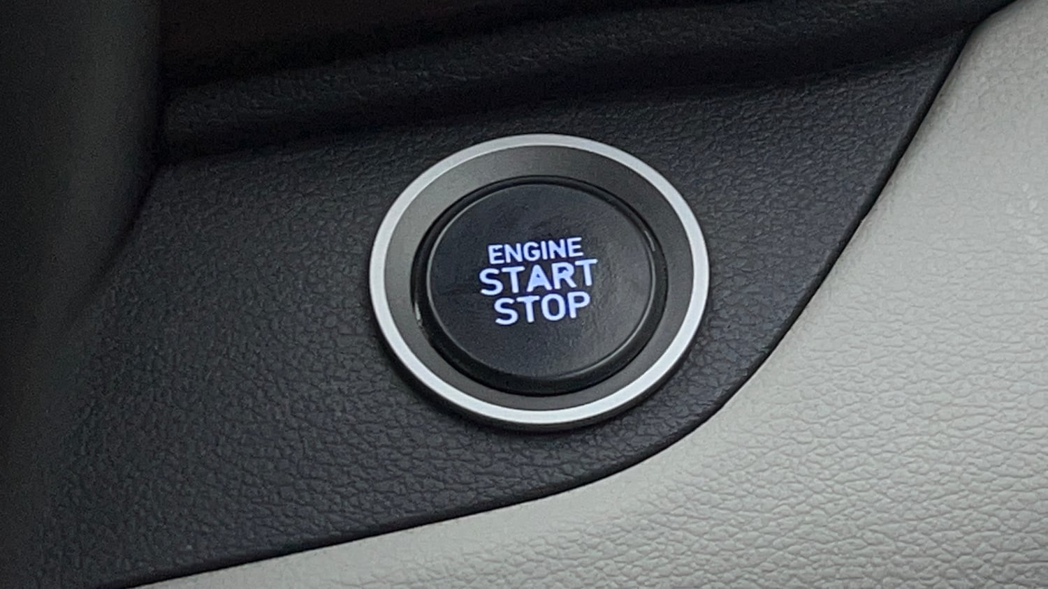 Used 2023 Hyundai Aura SX 1.2 CNG Cng Manual top_features Keyless start