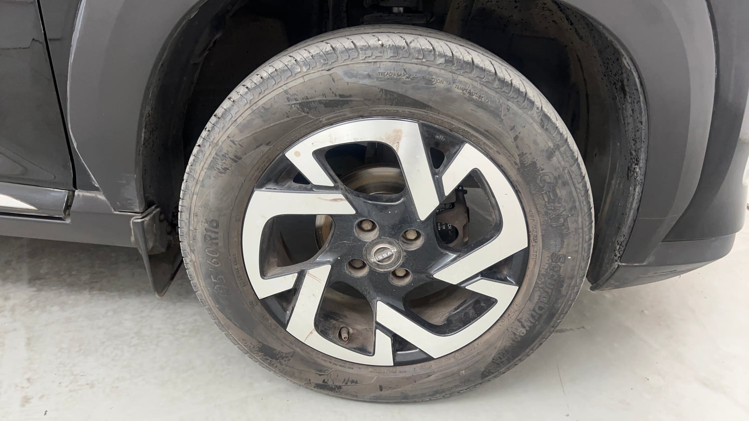 Used 2023 Nissan Magnite XV Petrol Manual tyres RIGHT FRONT TYRE RIM VIEW