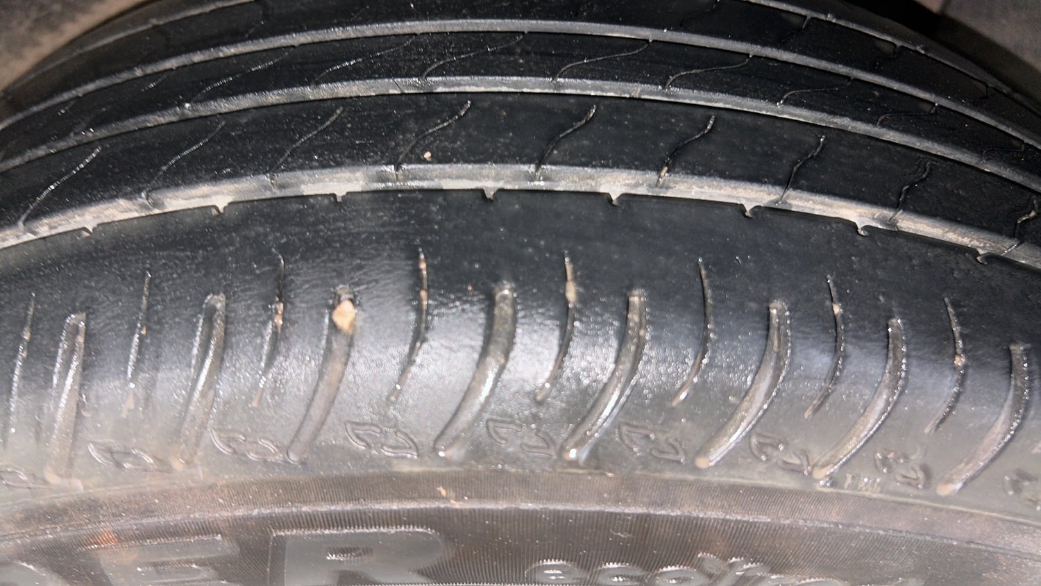 Used 2023 Nissan Magnite XV Premium Turbo CVT Petrol Automatic tyres LEFT REAR TYRE TREAD VIEW