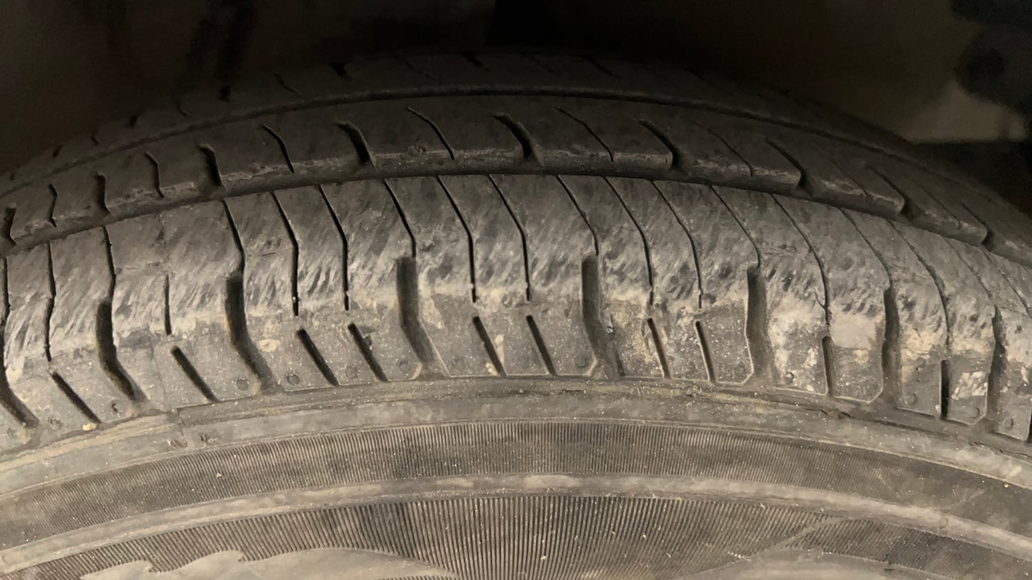 Used 2014 Hyundai i10 Magna 1.1 iRDE2 Petrol Manual tyres RIGHT FRONT TYRE TREAD VIEW